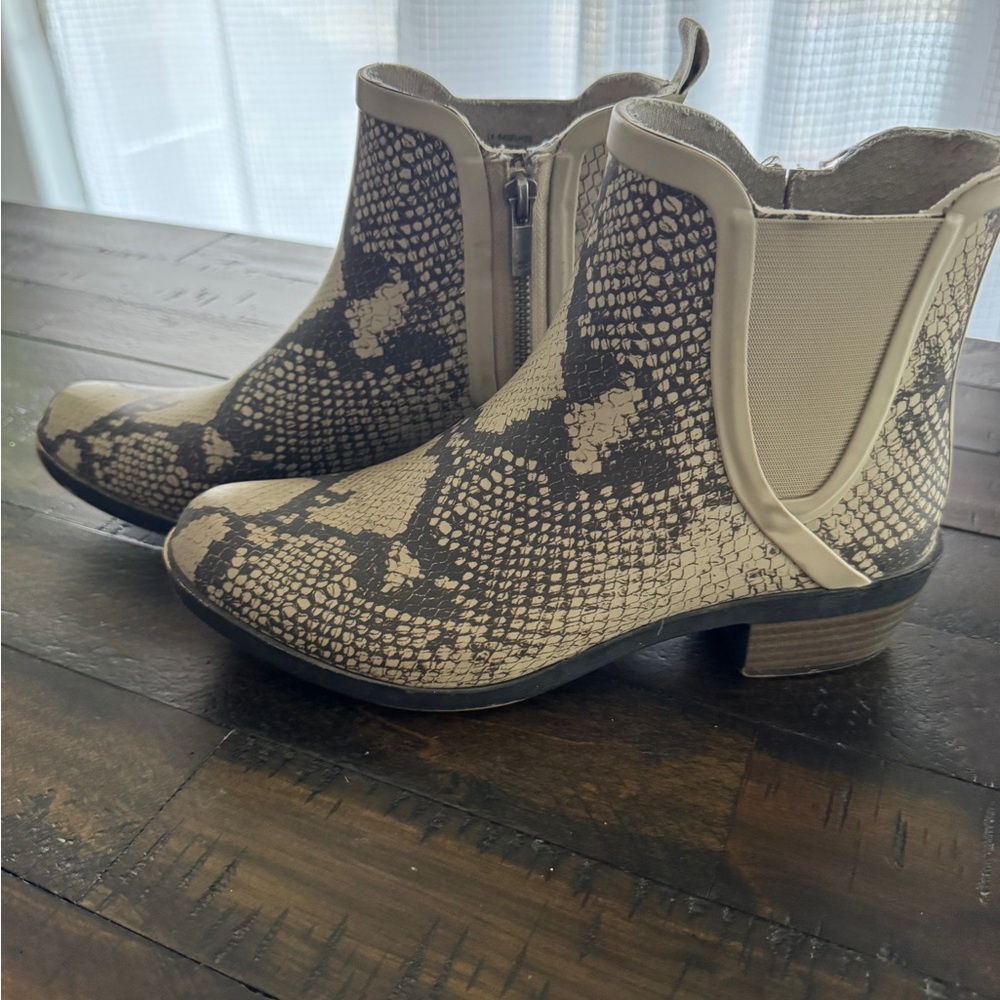 Lucky Brand "Basel H2O" rain Boot Women Size 8 block heel gray snake print